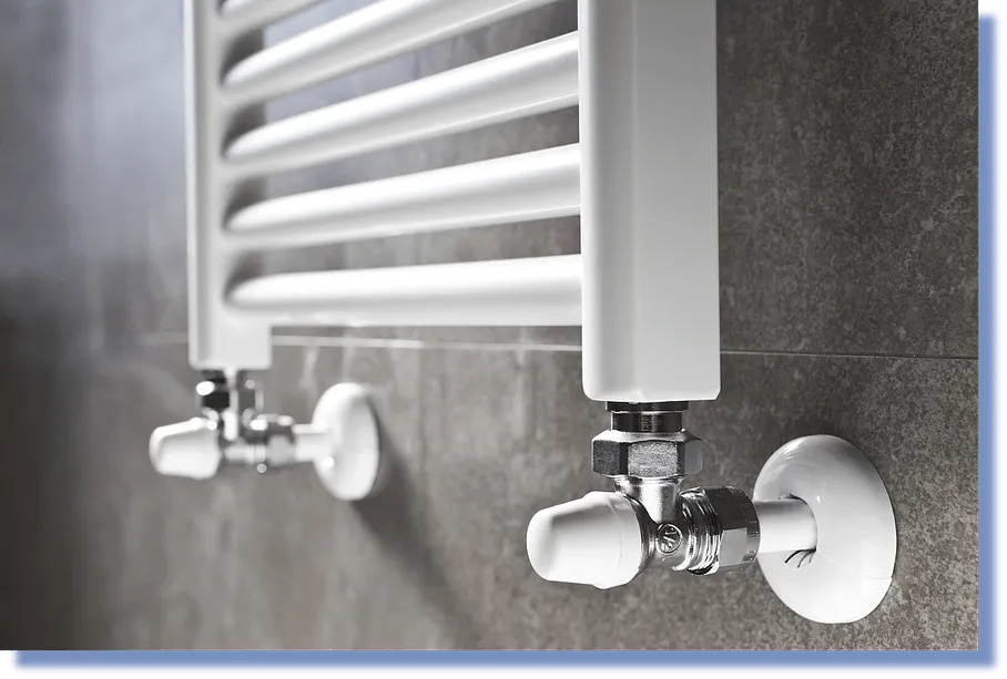 radiateur blanc contemporain installé par alamo-sarl à Limoux sur mur de salle de bain carrelé gris,