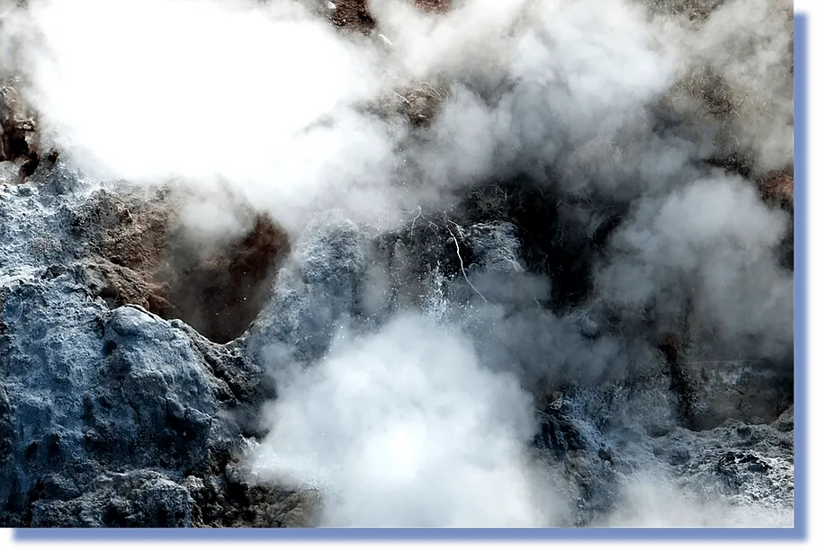 volutes de vapeur sur roches érodées par alamo-sarl à Limoux, source géothermique naturelle,
