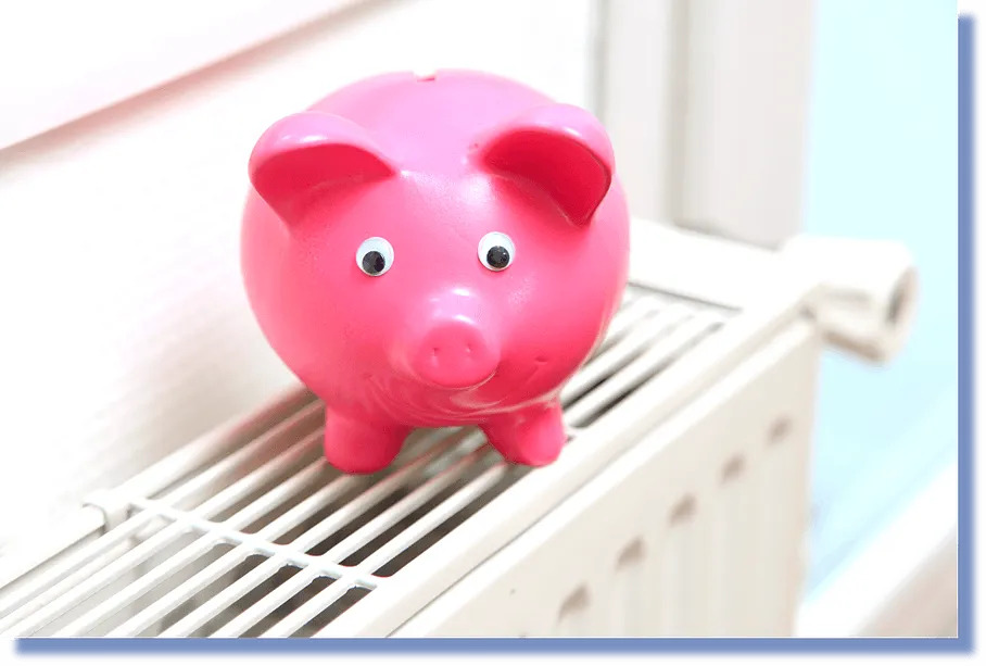 Tirelire cochon rose sur radiateur blanc chez alamo-sarl à Limoux, idée économie chauffage,