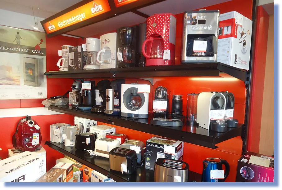 Cafetières et petits électroménagers chez alamo-sarl à Limoux, rayonnage moderne et choix varié en magasin,