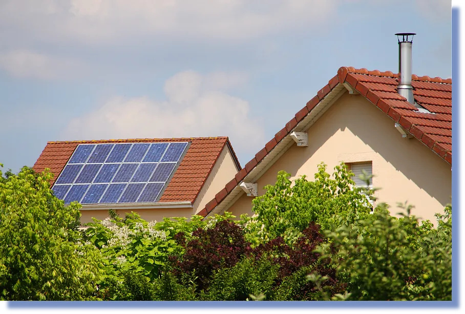 panneau solaire installé par alamo-sarl à Limoux sur toit rouge entouré de végétation sous ciel bleu,