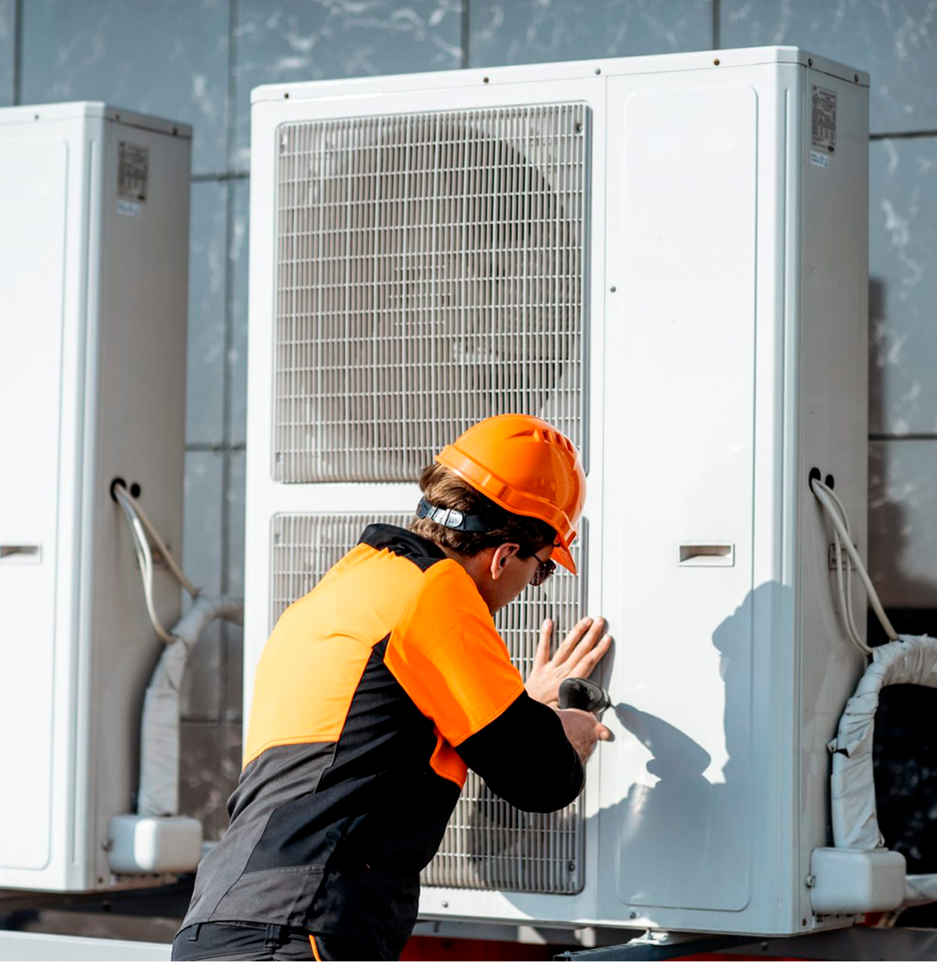 technicien alamo-sarl intervenant sur climatisation industrielle à Limoux en tenues de sécurité,