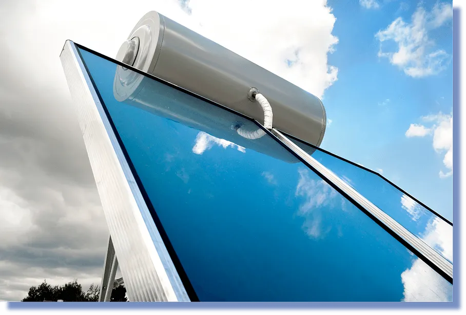 panneau solaire thermique alamo-sarl installé à Limoux sous un ciel bleu lumineux,