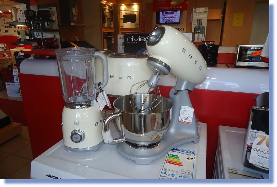 Appareils SMEG exposés chez alamo-sarl à Limoux avec robot pâtissier crème et blender au style rétro,