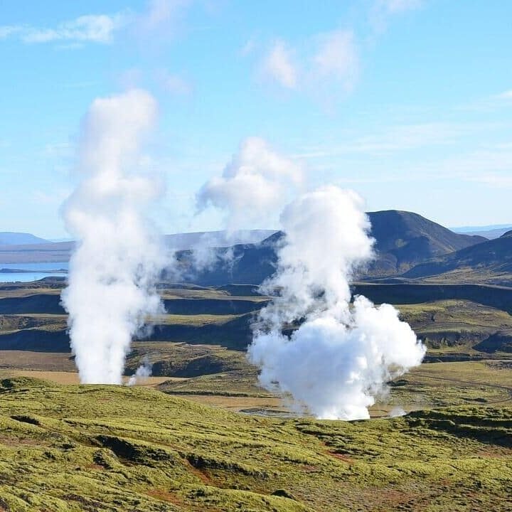panaches de vapeur géothermique dans un paysage naturel pour alamo-sarl à Limoux,