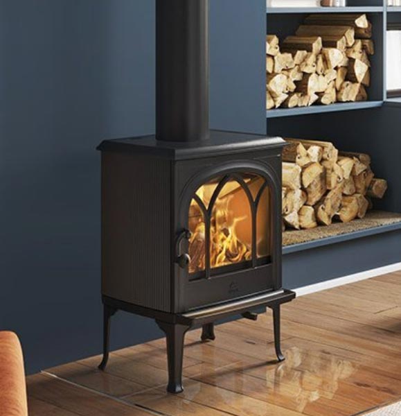 Poêle à bois traditionnel chez alamo-sarl à Limoux dans un salon moderne avec rangement à bûches design,