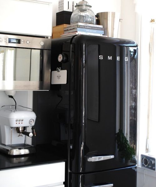 Cuisine moderne alamo-sarl à Limoux avec réfrigérateur SMEG noir, plan de travail élégant et lumière naturelle,